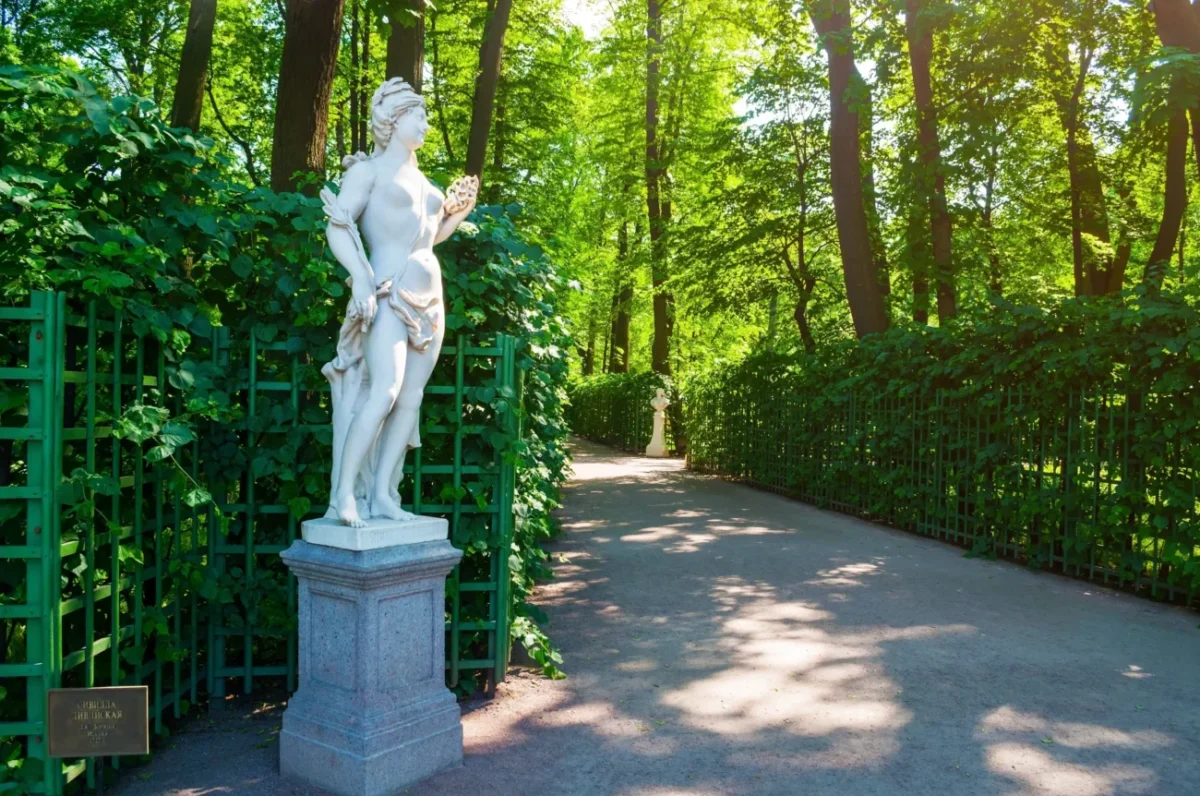 Socha Sibyly v parku.