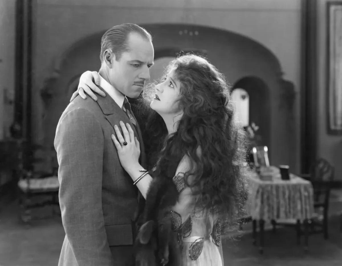 Muž a žena na černobílém snímku