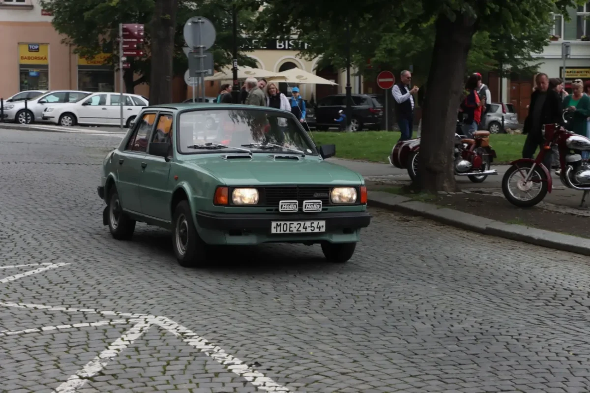 Stará Škoda auto z 90. let