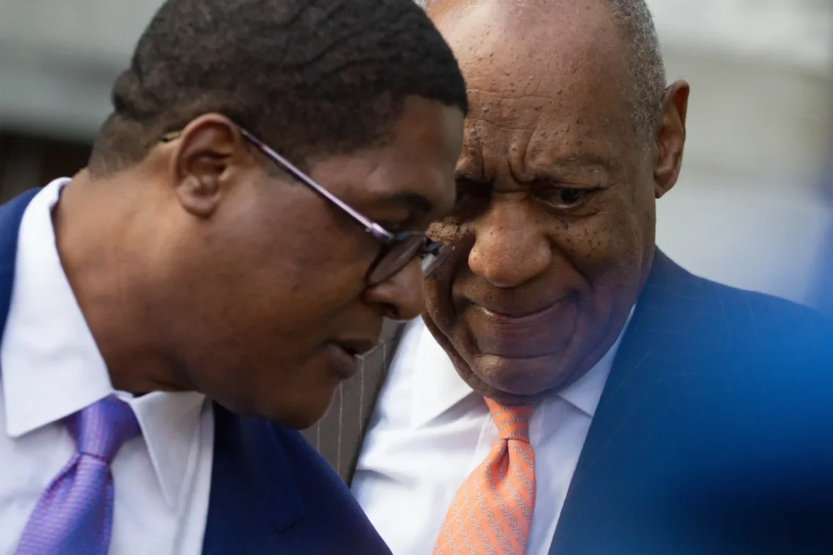 Bill Cosby stojící za mužem.