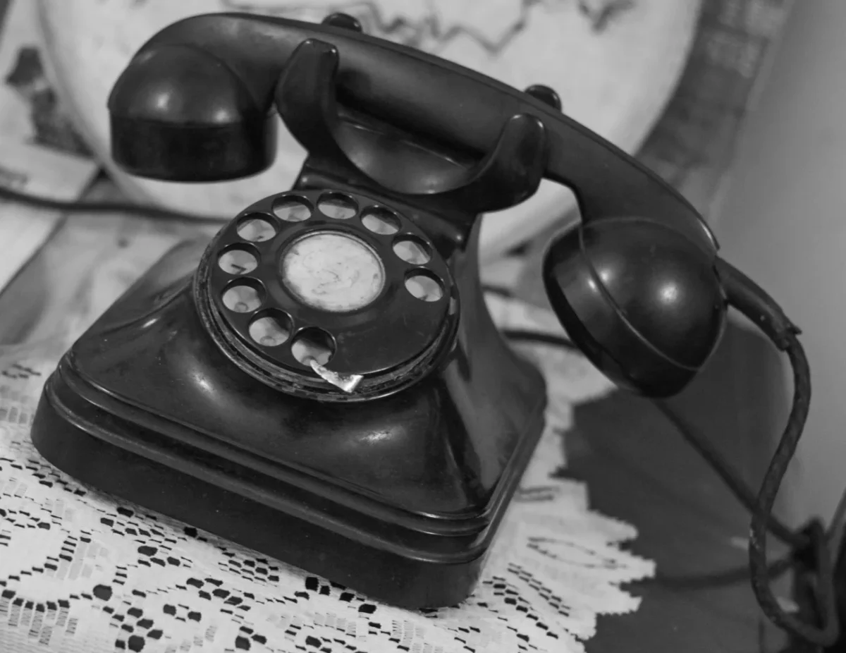 Starý černobílý telefon.