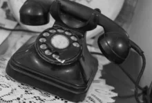 Starý černobílý telefon.