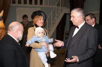 Alena Antalová s dcerkou při natáčení Četnických humoresek (s M. Donutilem)