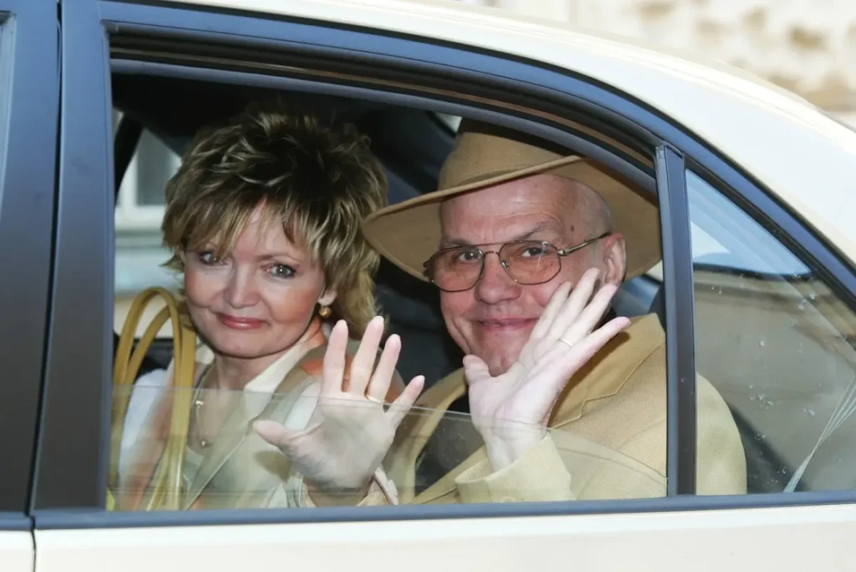 Popelka Eva Hrušková s manželem mávají v autě