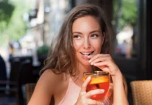 žena flirtuje