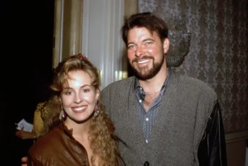 Tento muž je herec Jonathan Frakes, který byl moderátorem pořadu Věřte nevěřte