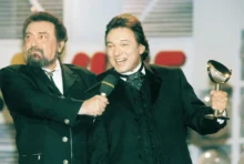 Waldemar Matuška a Karel Gott mluvící do mikrofonu.