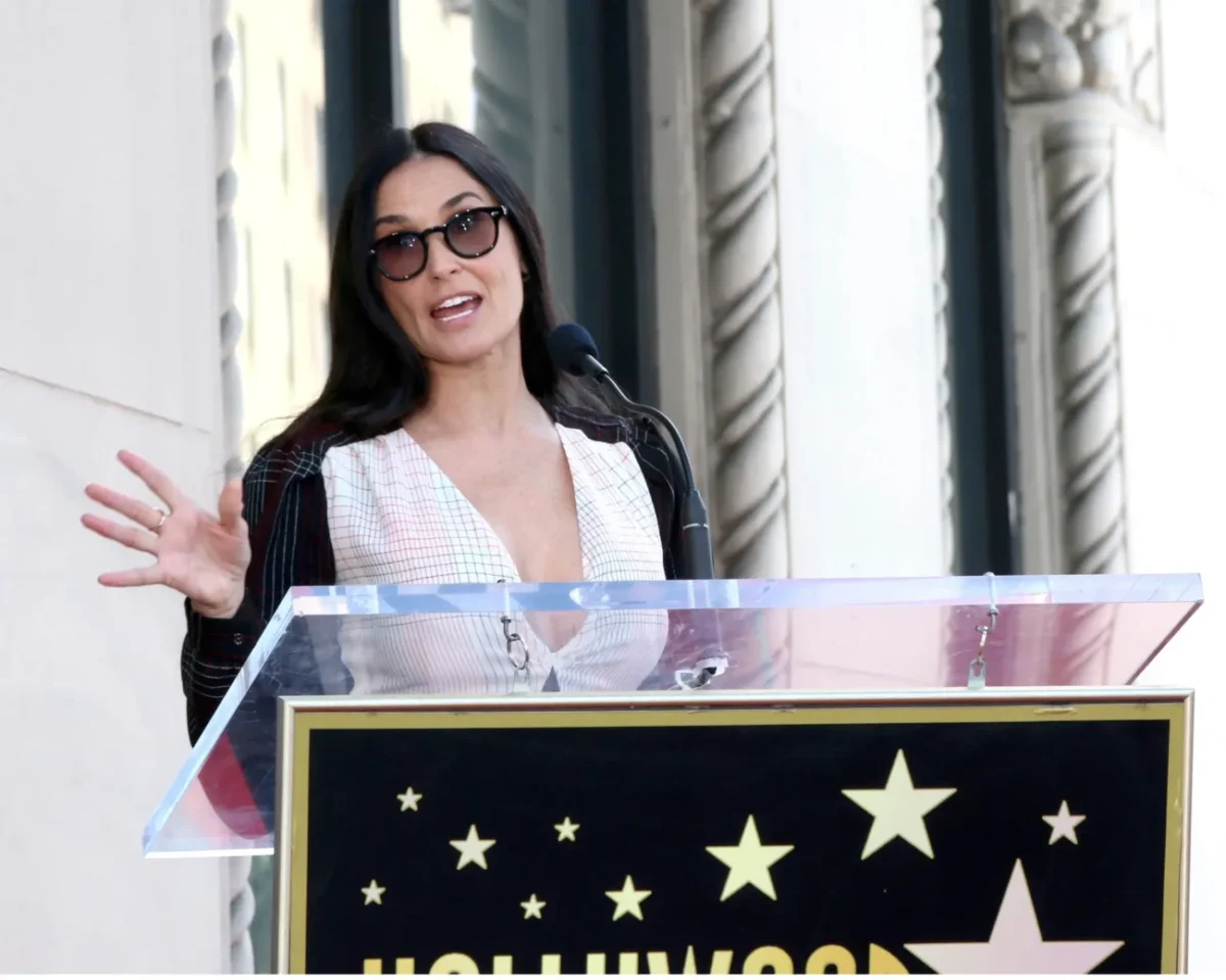 Demi Moore v pronáší proslov.