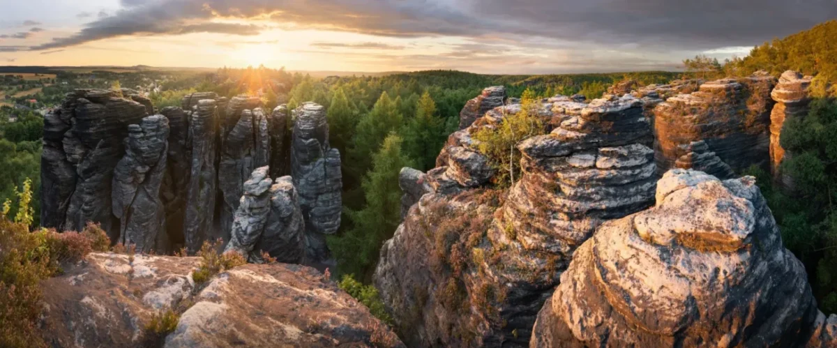 výhled na skalní formace Tiských stěn