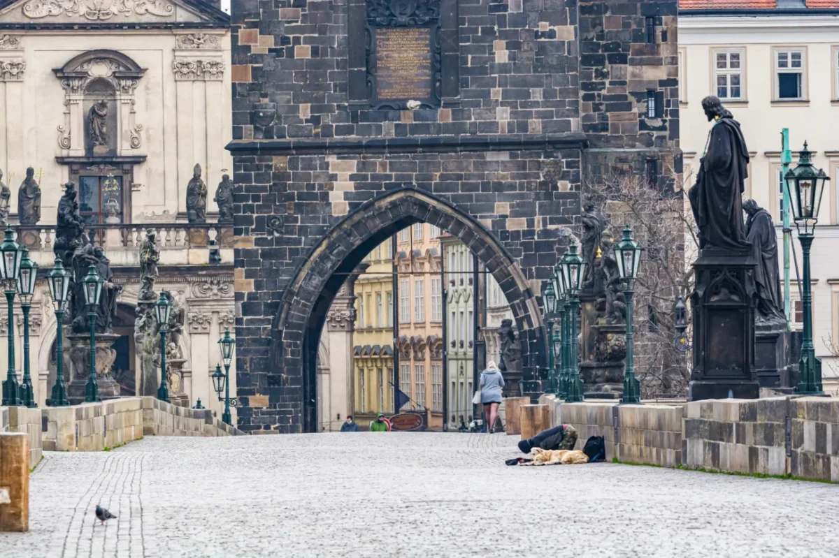 Prázdný Karlův most.