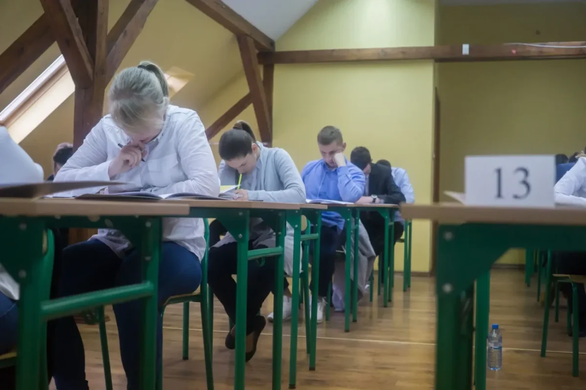 studenti skládají maturitní zkoušku v lavicích