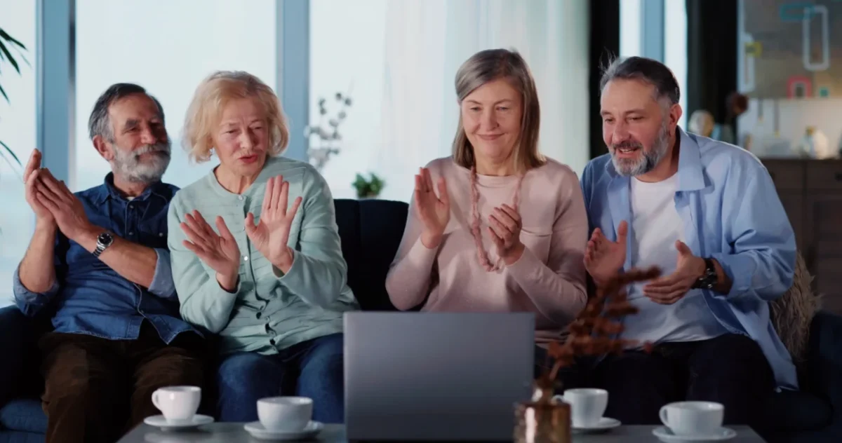 Staří lidé koukají na televizi.