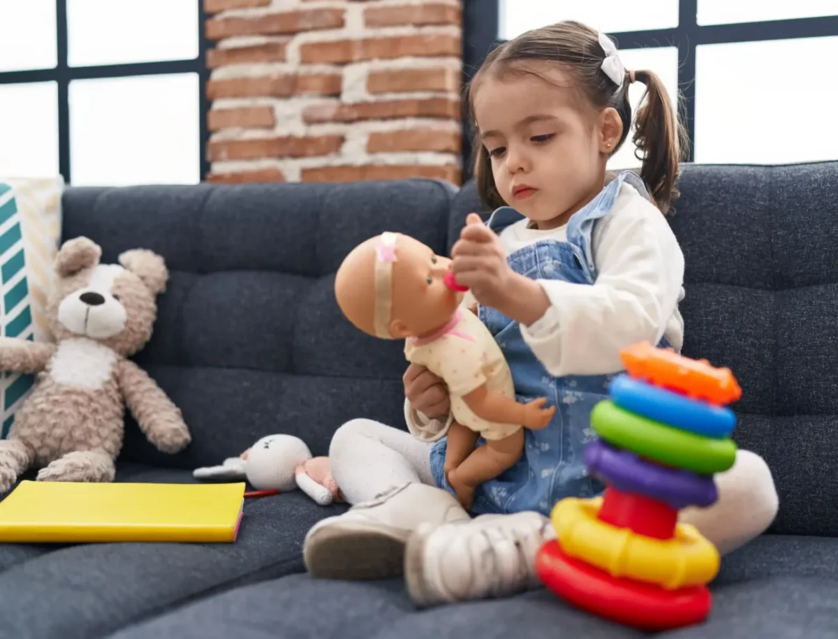 holčička si hraje s panenkou