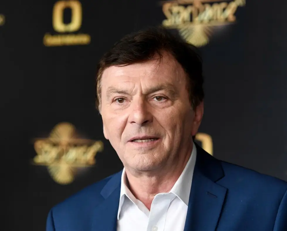 Pavel Trávníček v košili a obleku