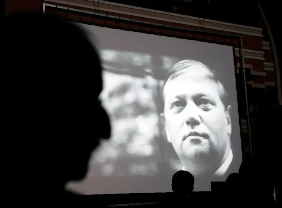 Spalovač mrtvol na plátně a se stínem.