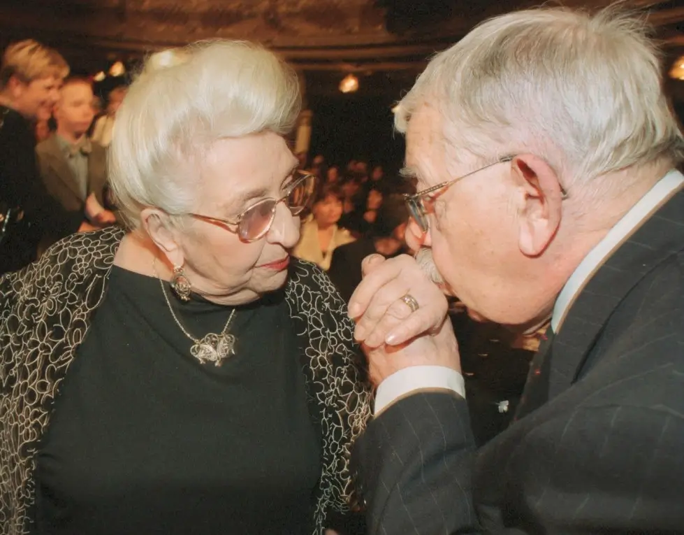 Brodský líbá ruku Stelle Zázvorkové.