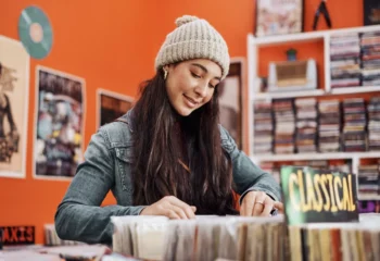 Slečna si vybírá vinylovou desku.