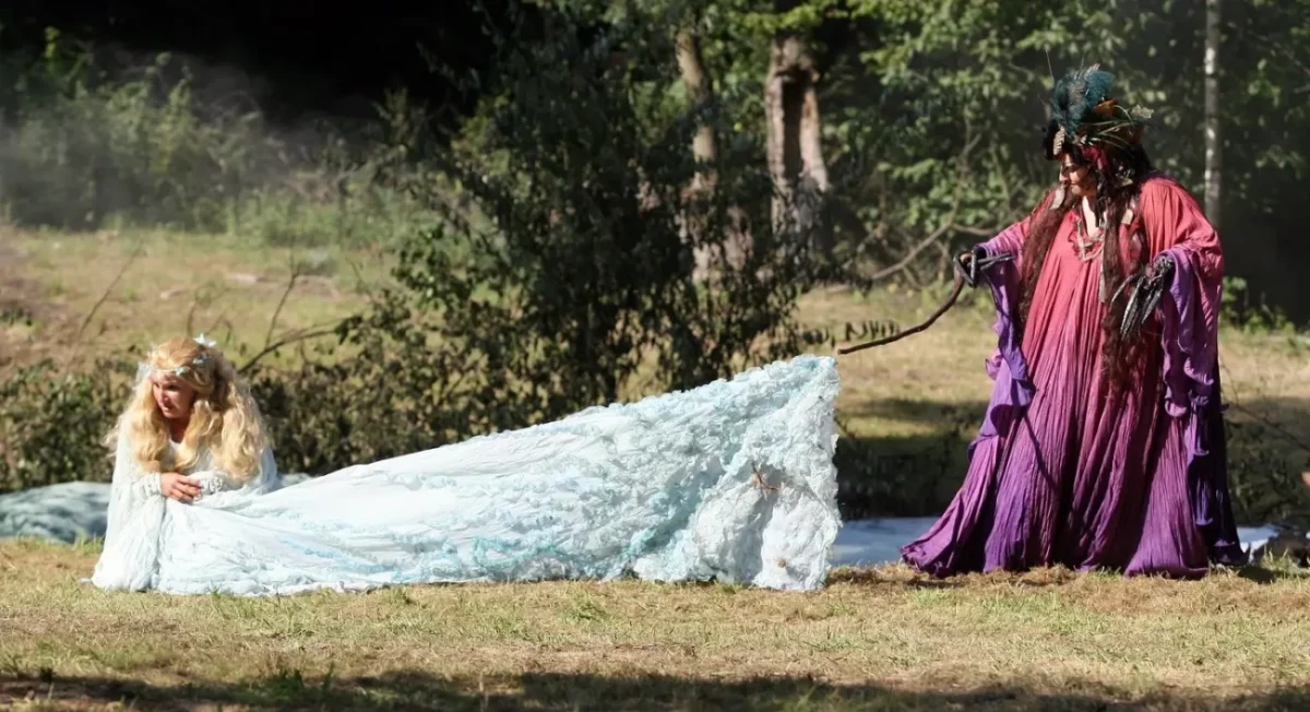 Zlomocná ježibaba chce do svých pařátů uchvátit princeznu