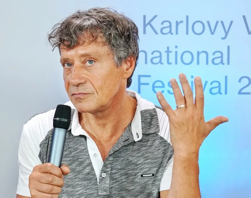 Pavel Kříž s mikrofonem.