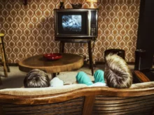Lidé se koukají na retro televizi.