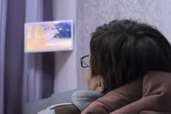 muž sleduje televizi