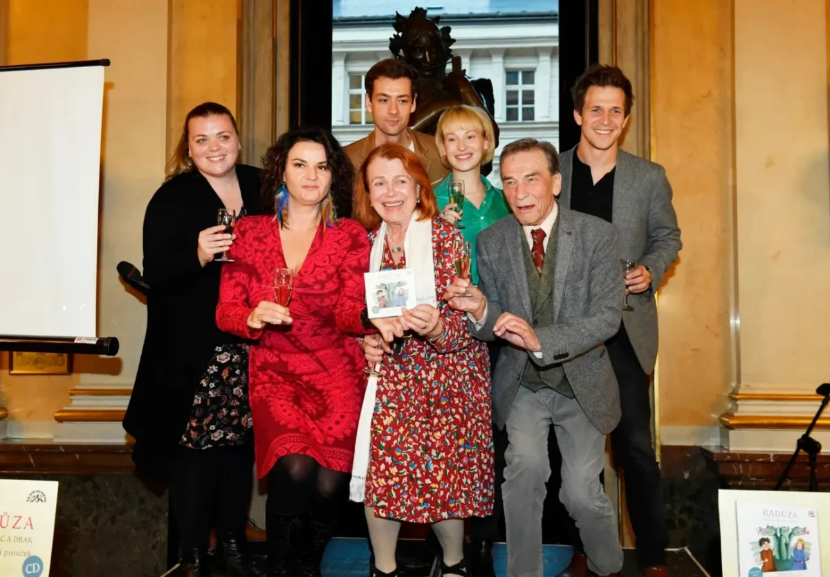 František Němec se svými kolegy pózuje na fotku.