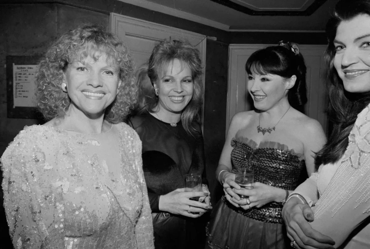 Černobílá fotografie, na které postávají slavné ženy.