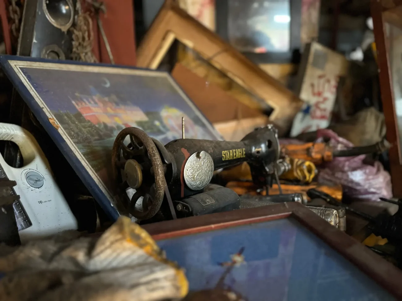 hromada harampádí kdesi na půdě