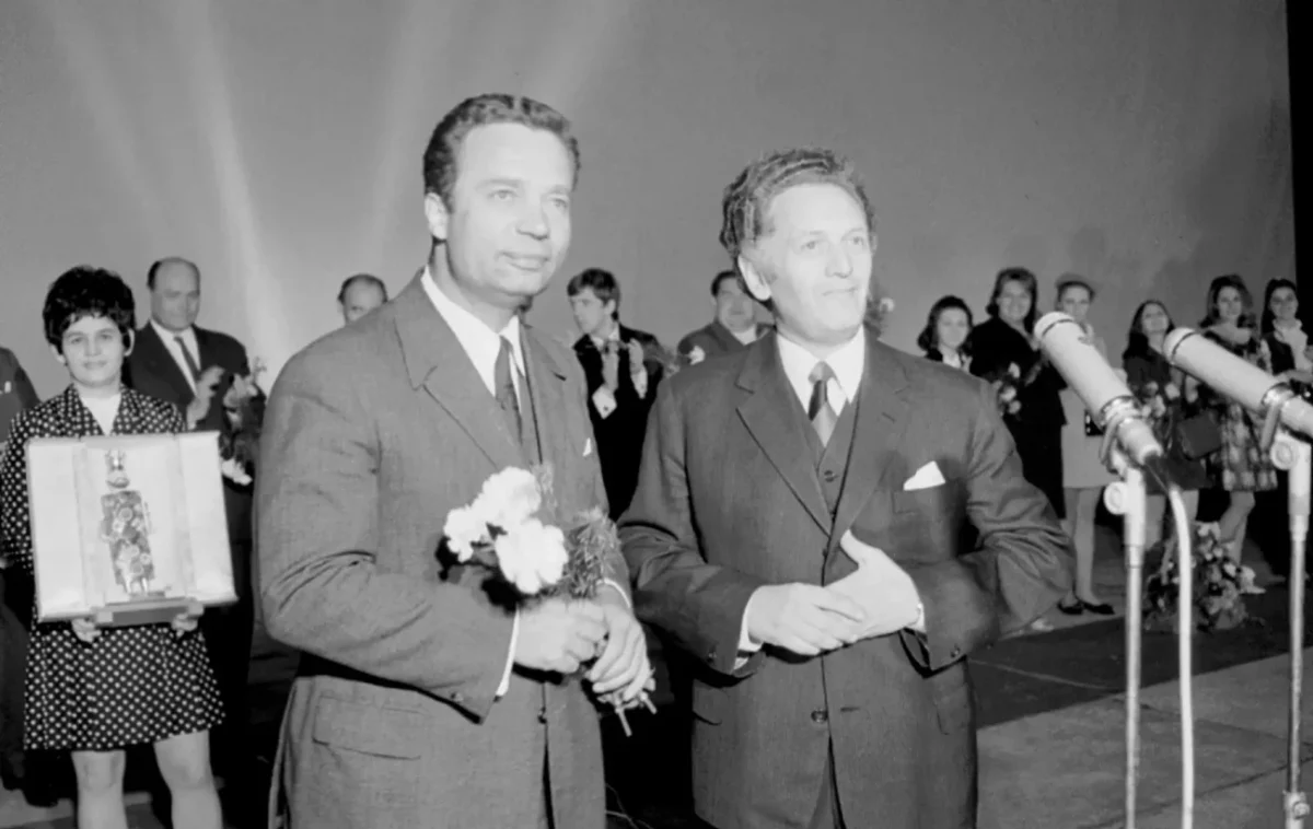 Vladimír Menšík stojí s lidmi na pódiu.