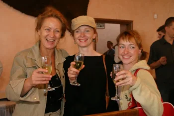 Simona Stašová, Aňa Geislerová a Tatiana Vilhelmová v ruce drží sklenku.