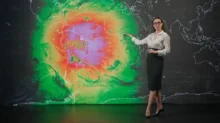 Meteoroložka přednášející počasí.