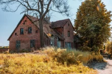 strašidelný, starý a rozpadlý dům