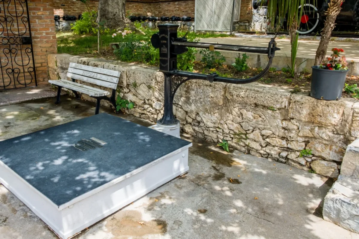 Váha pro tělesnou hmotnost umístěná venku.