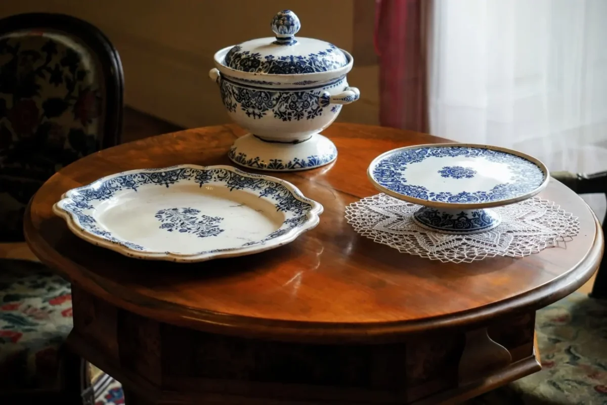 sada cibulového nádobí na stole