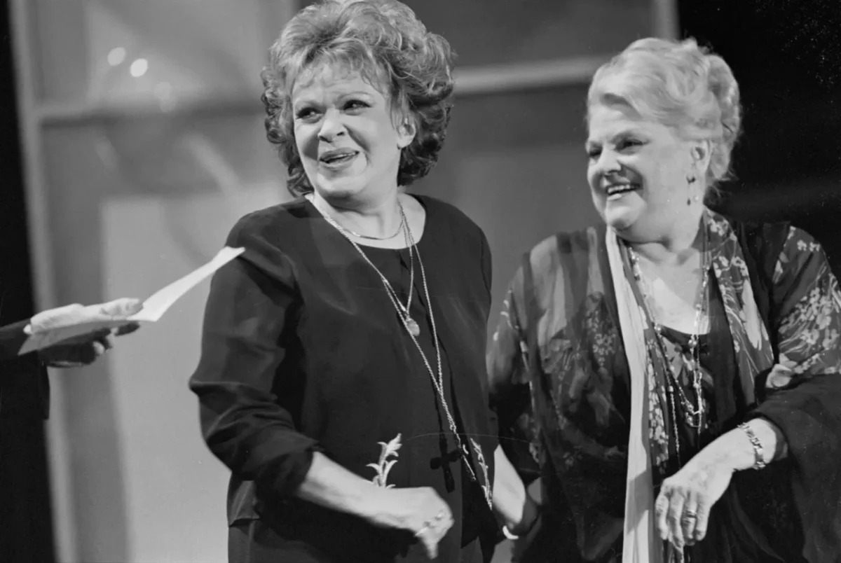 Jiřina Bohdalová a Slávka Budínová na pódiu.