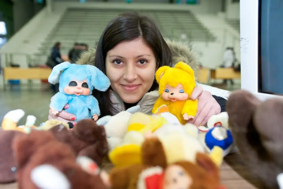 Dívka s Mončičáky v ruce.