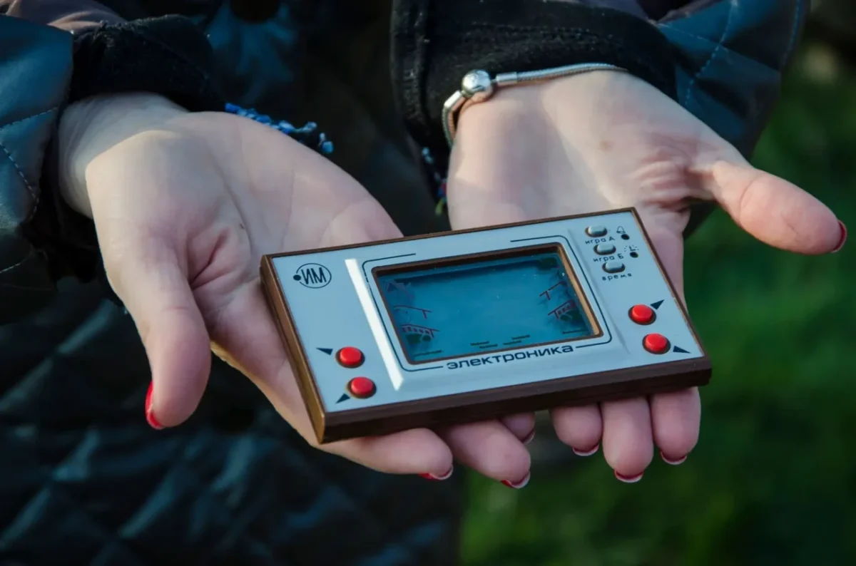 žena drží v rukou starou herní konzoli z řady Elektronika IM