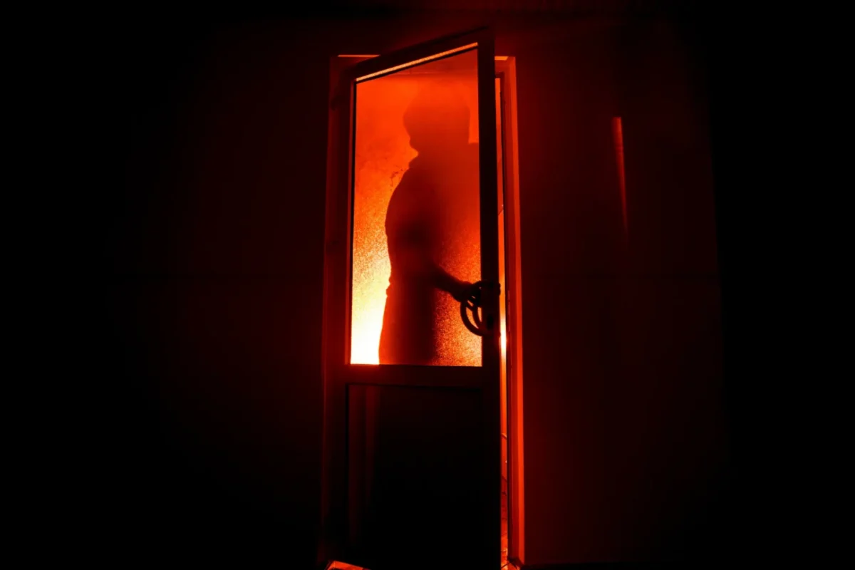 Postava otevírající dveře.