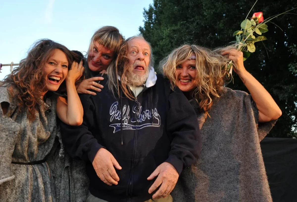 Barbora Seidlová a herečtí kolegové pózují na fotku.