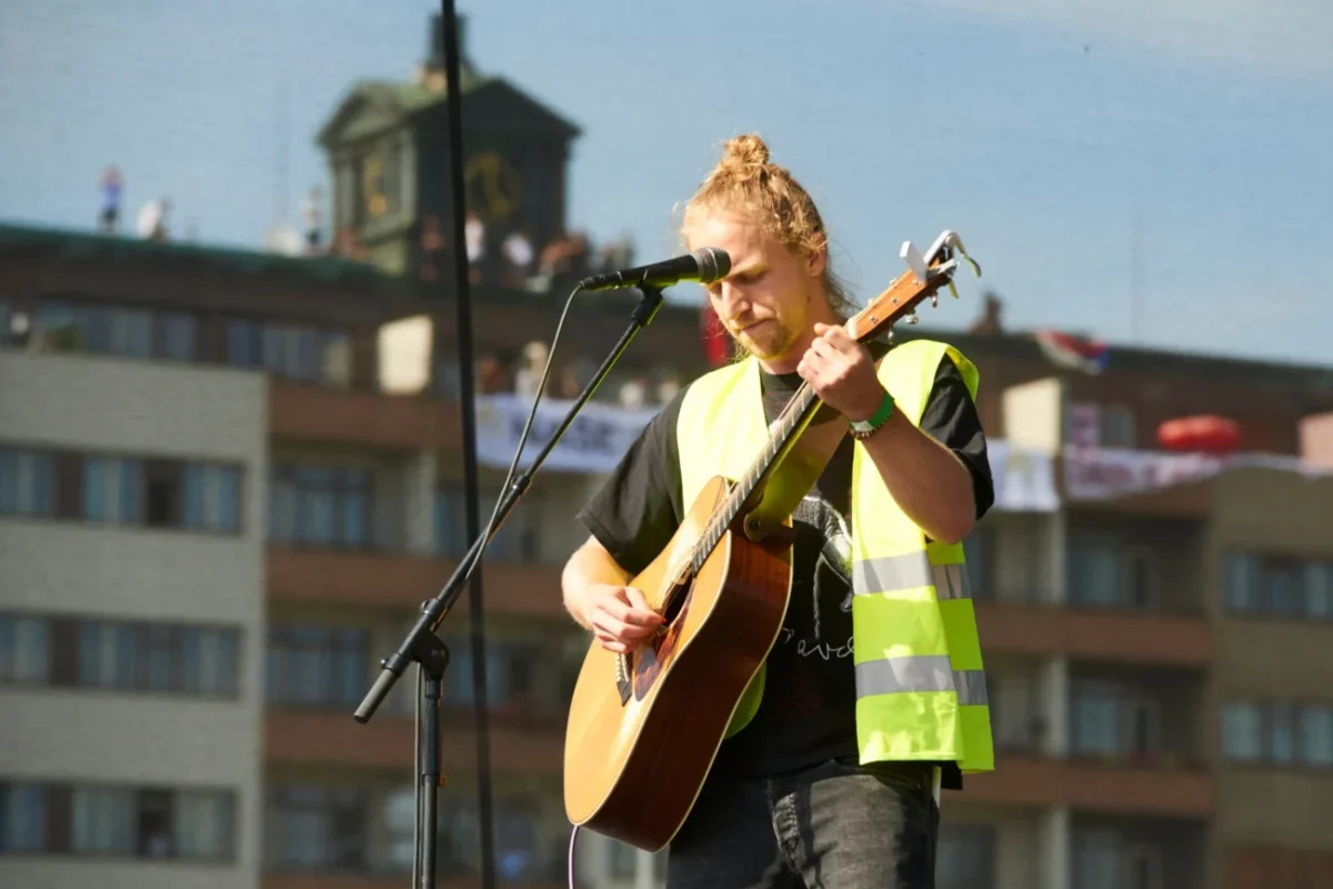 Tomáš Klus hraje na kytaru.