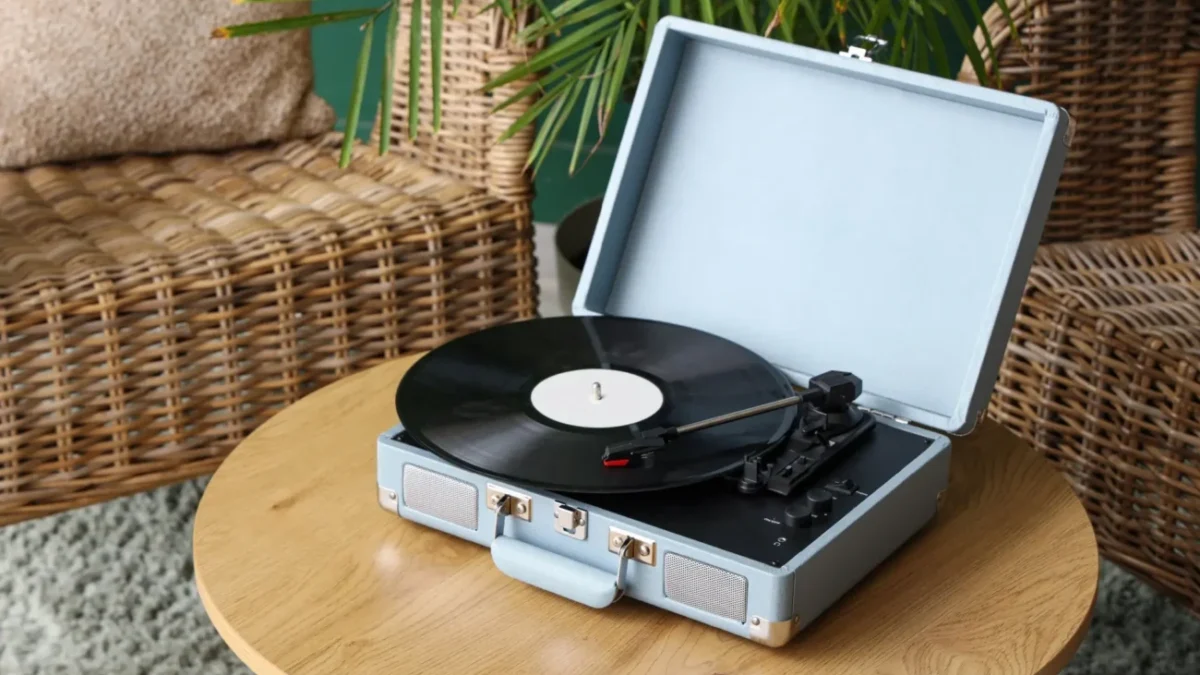 gramofon s gramofonovou deskou na stole