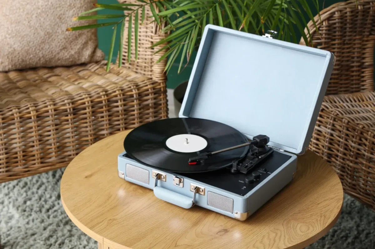 gramofon s gramofonovou deskou na stole