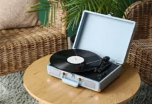 gramofon s gramofonovou deskou na stole