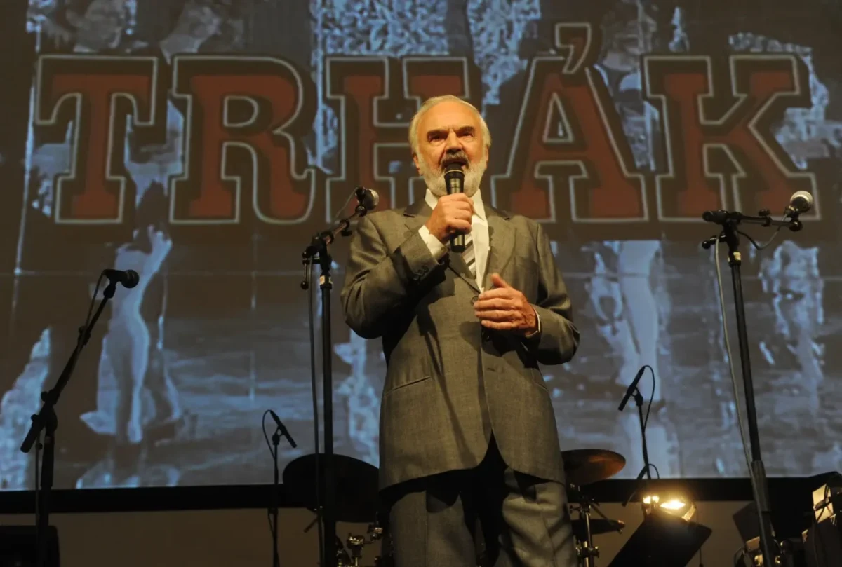 Zdeněk Svěrák mluvící do mikrofonu.