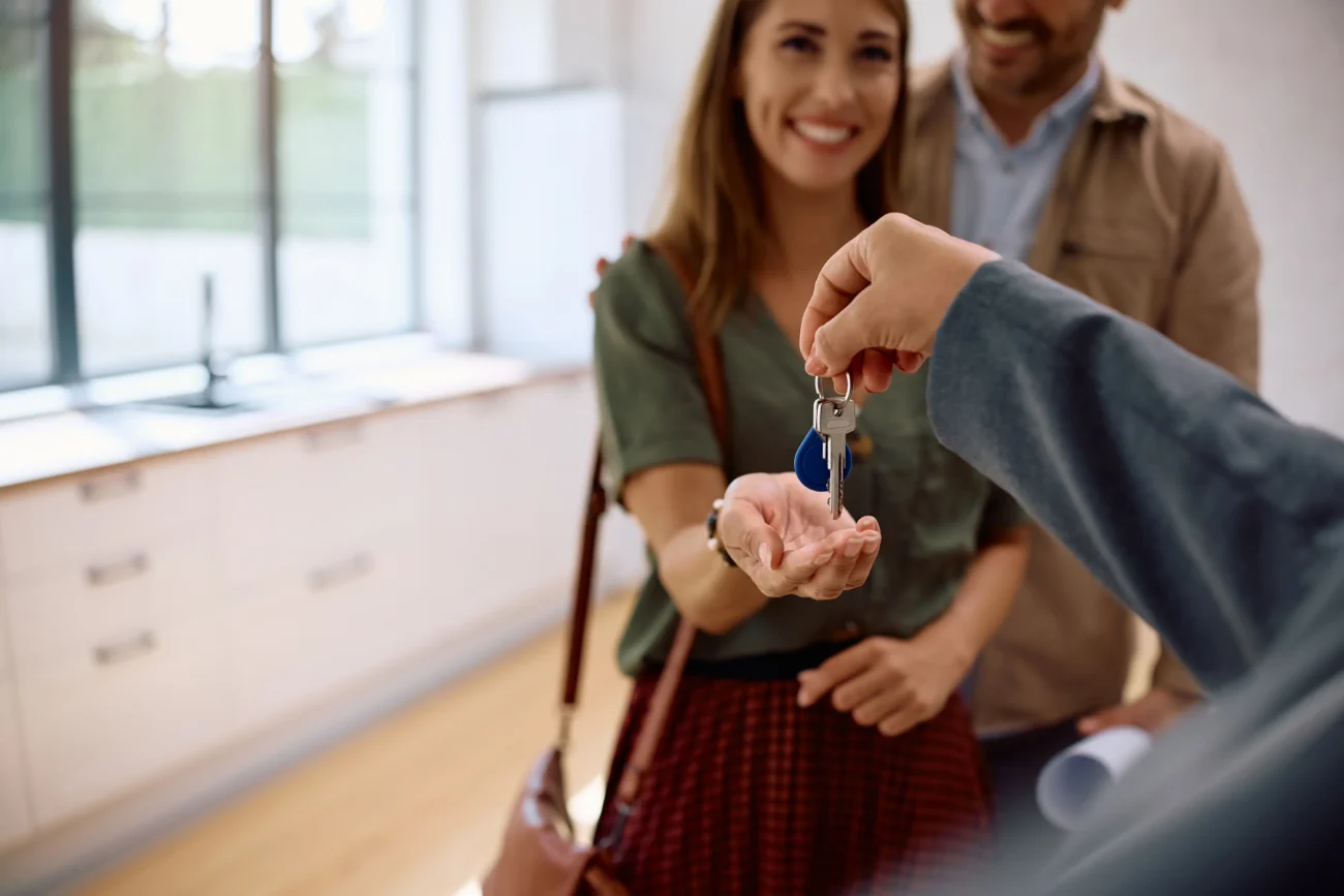 shutterstock_2517374899-2 | TVGURU.cz Žena si přebírá klíče od domu.