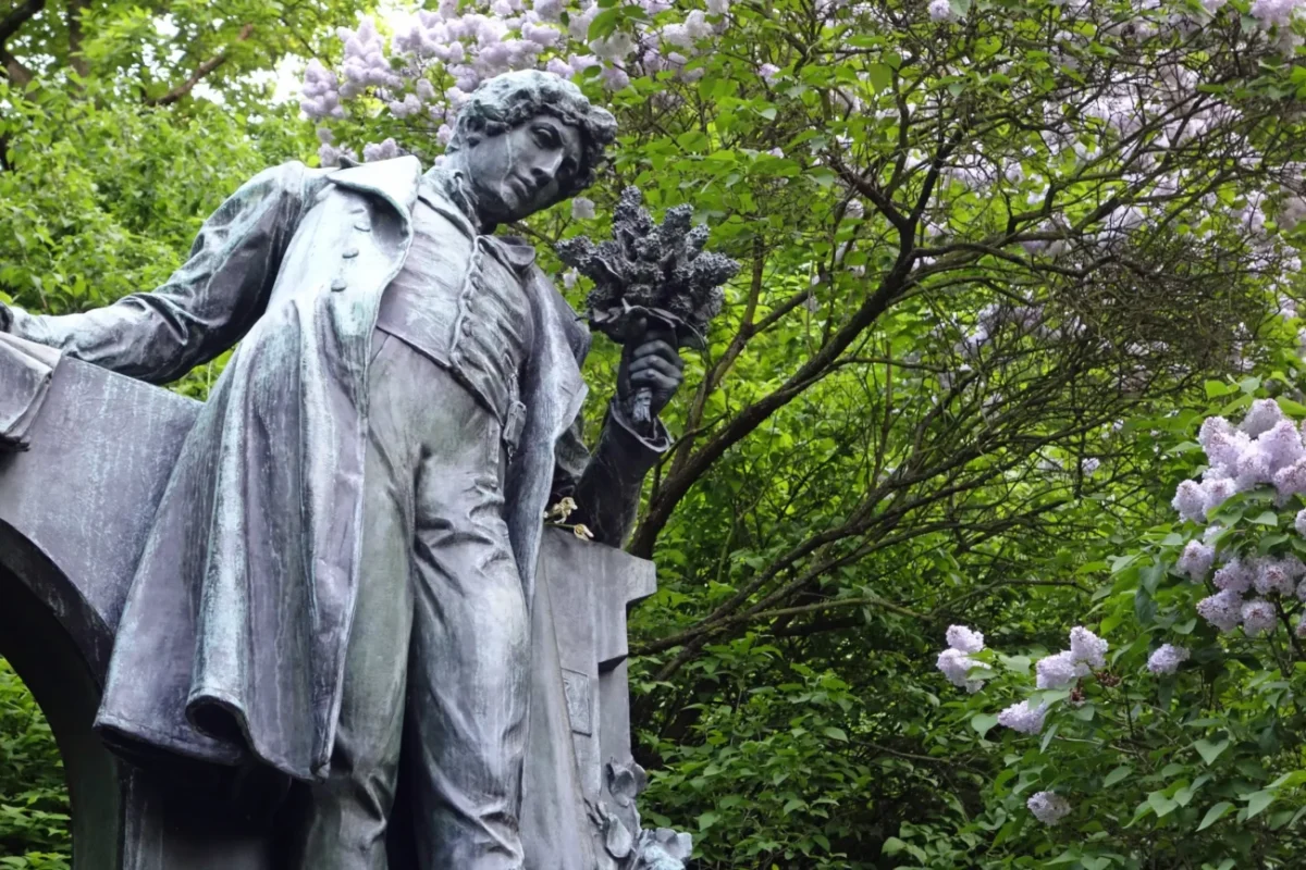 Socha Karla Hynka Máchy.