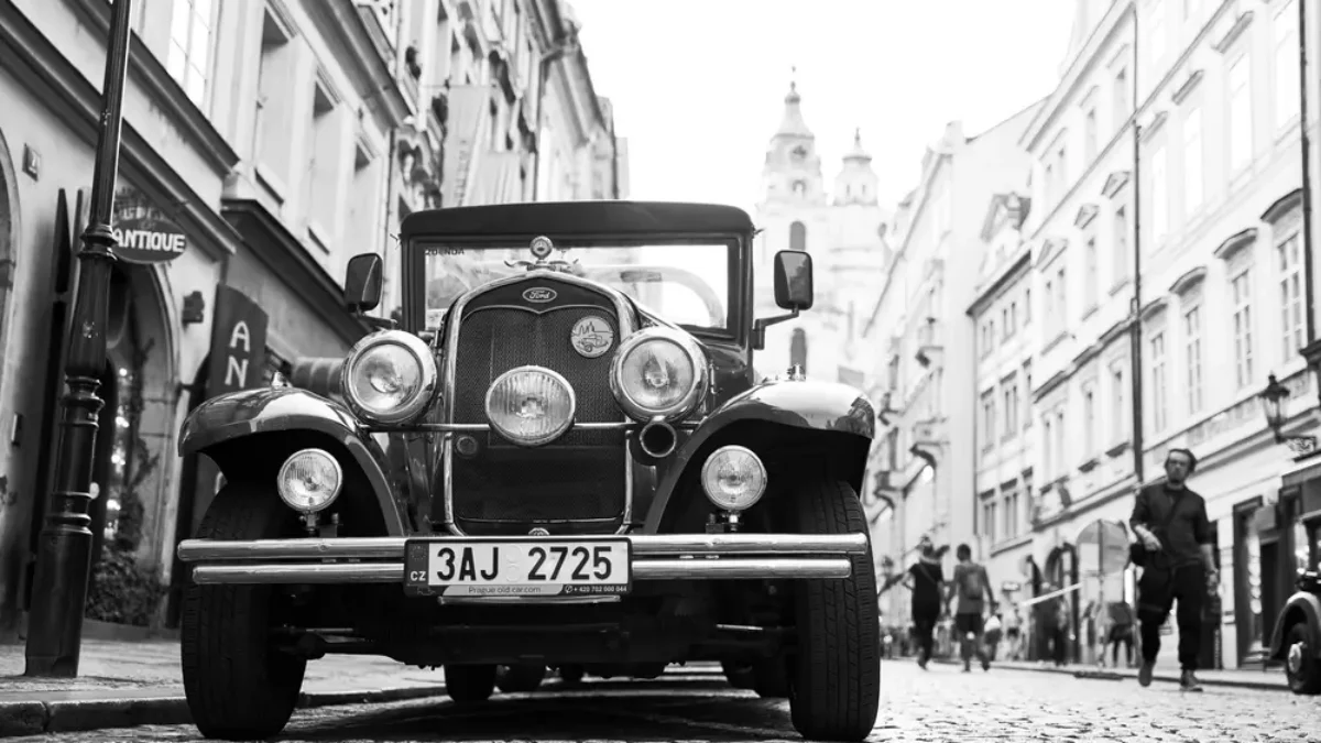 Ilustrativní obrázek černobílého automobilu