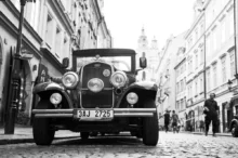 Ilustrativní obrázek černobílého automobilu