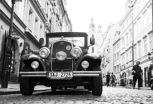 Ilustrativní obrázek černobílého automobilu