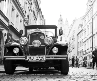 Ilustrativní obrázek černobílého automobilu